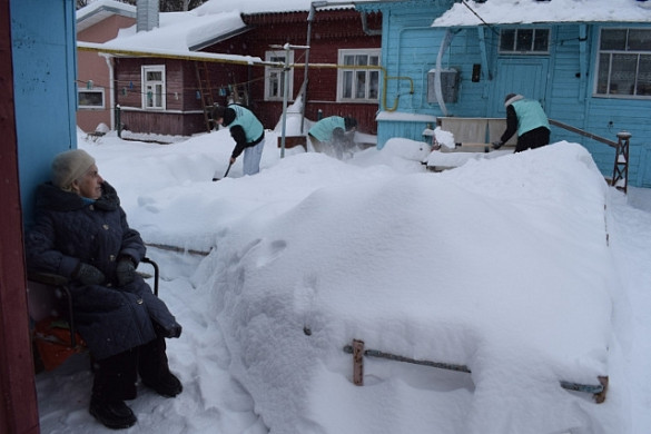 В Иванове волонтеры помогают бабушкам и дедушкам чистить снег